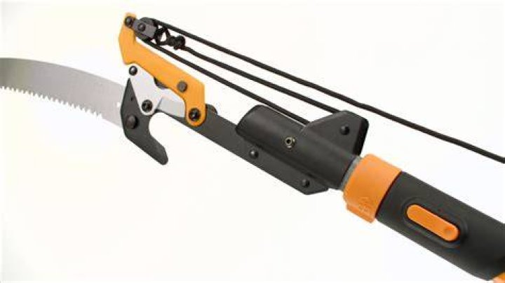 How do you restring a Fiskars pole saw?