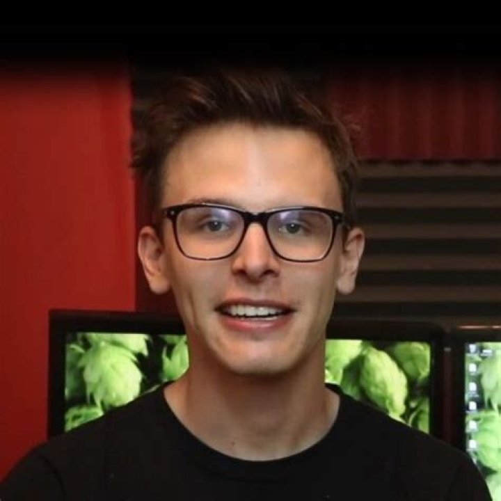 iDubbbzTV (Youtuber) Wiki, Bio, Age, Height, Weight, Girlfriend, Net Worth, Facts