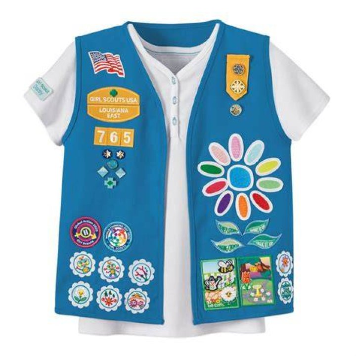 What do Daisy Scouts wear?