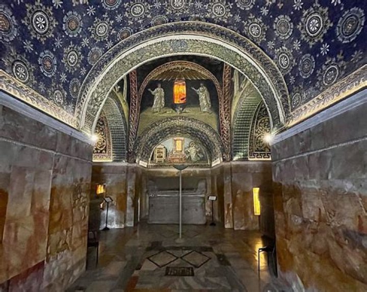 Whose mausoleum is located in the city of Ravenna?